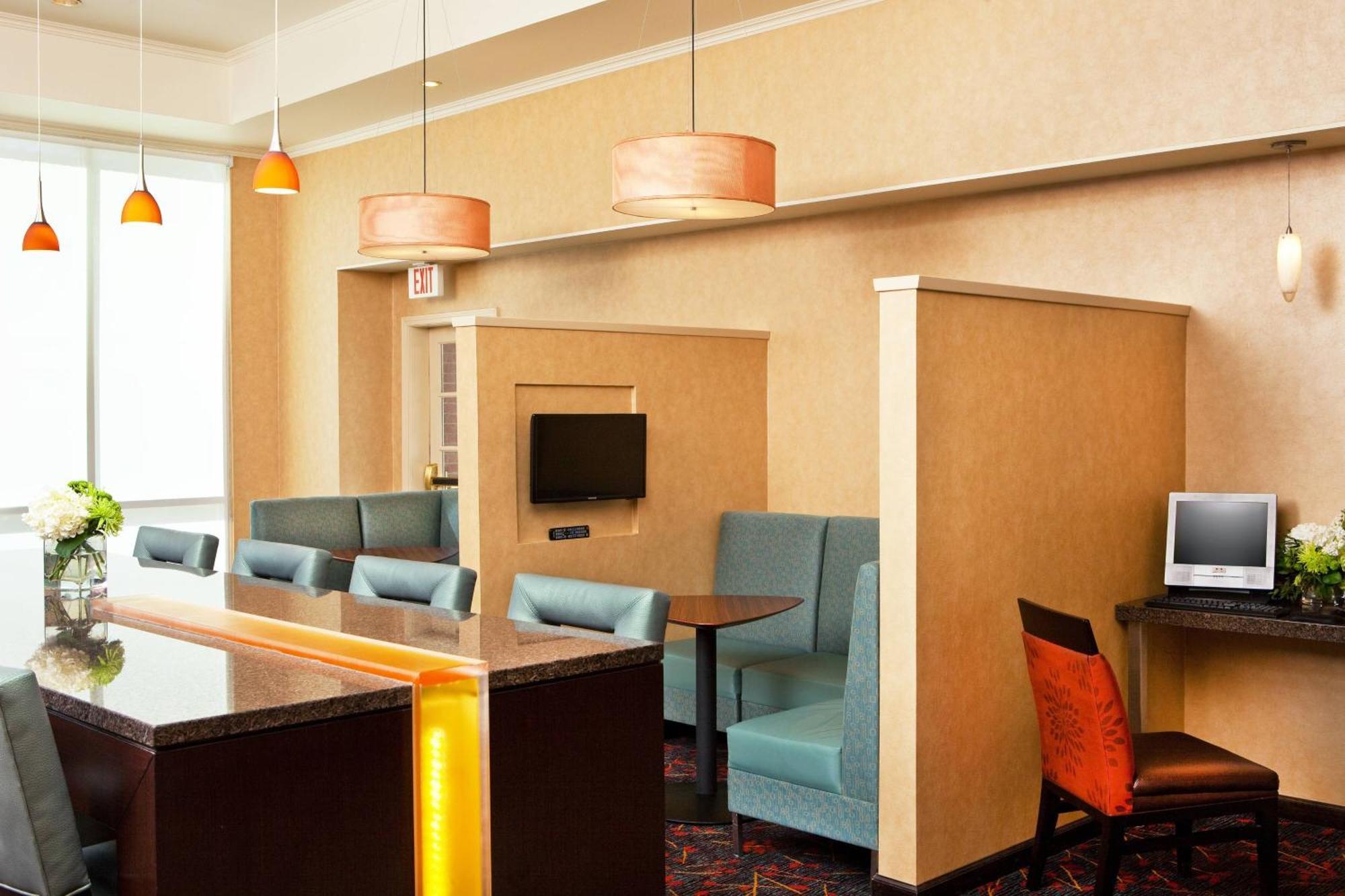 Hotel By Marriott Airport Natomas 3*
