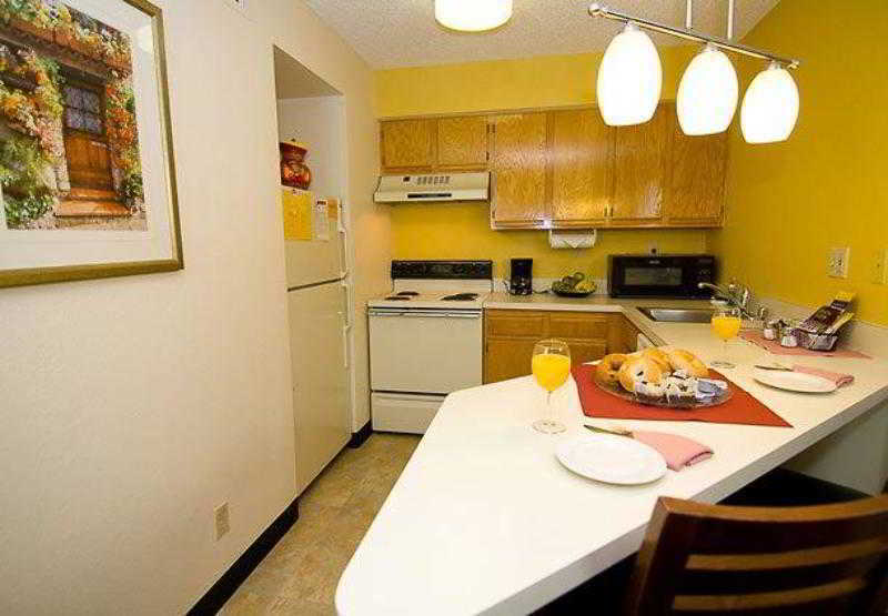 By Marriott Airport Natomas Hotel 3*